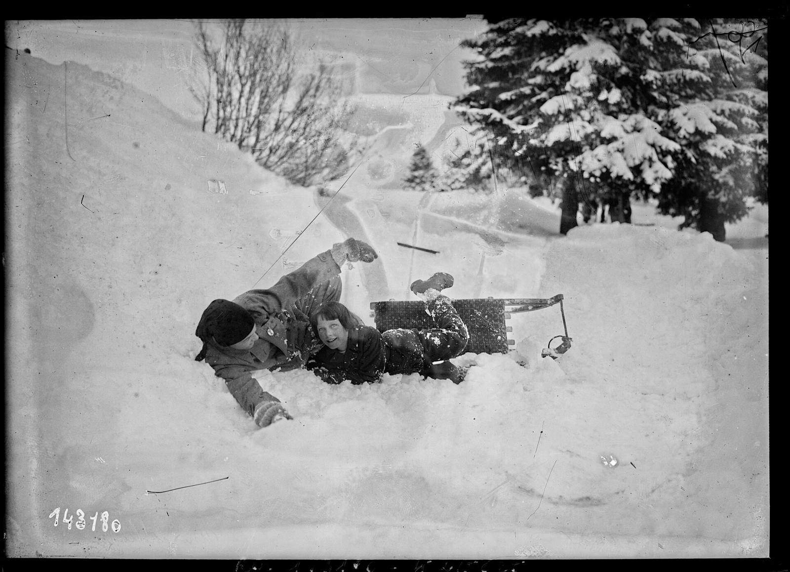 Sujet : Sports d'hiver -- Revard, Mont (Savoie, France) Chutes (accidents) Luges et toboggans Aix-les-Bains (Savoie, France ; région) Revard, Mont (Savoie, France) Référence bibliographique : Rol, 143