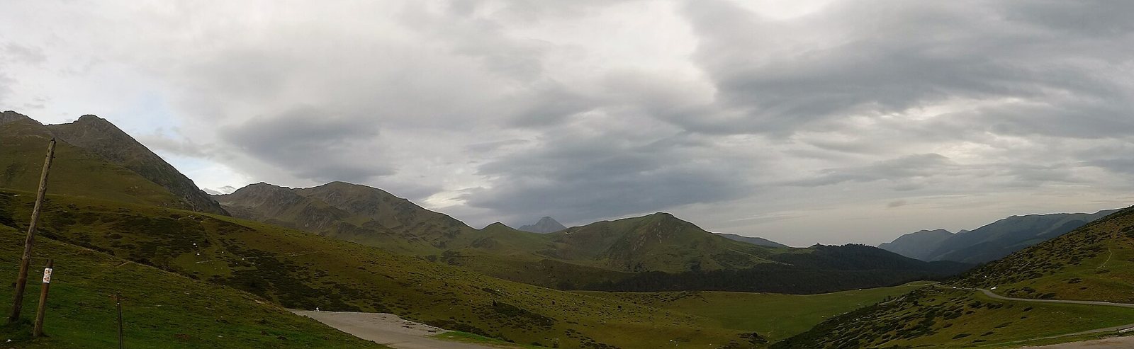 Comme le col d'Aspin, l'Hourquette d'Ancizan relie la vallée d'Aure à la vallée de Campan. La différence est que le premier relie Arreau à Campan et l'Hourquette relie Ancizan à Campan