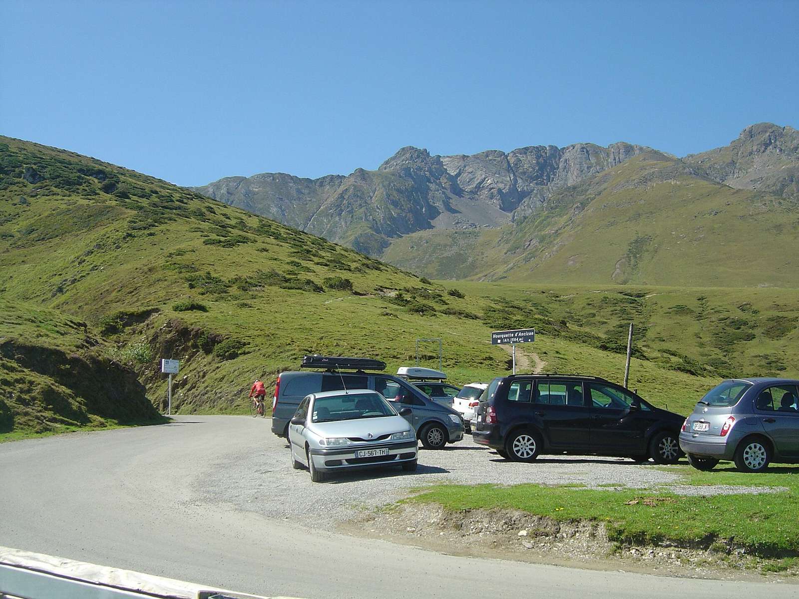 Col de la Hourquette d'Ancizan. Il est indiqué à 1556m sur les cartes IGN mais le point est mal positionné, dans un lacet quelques mètres plus bas que le col. Son altitude est donc bien de 1564m