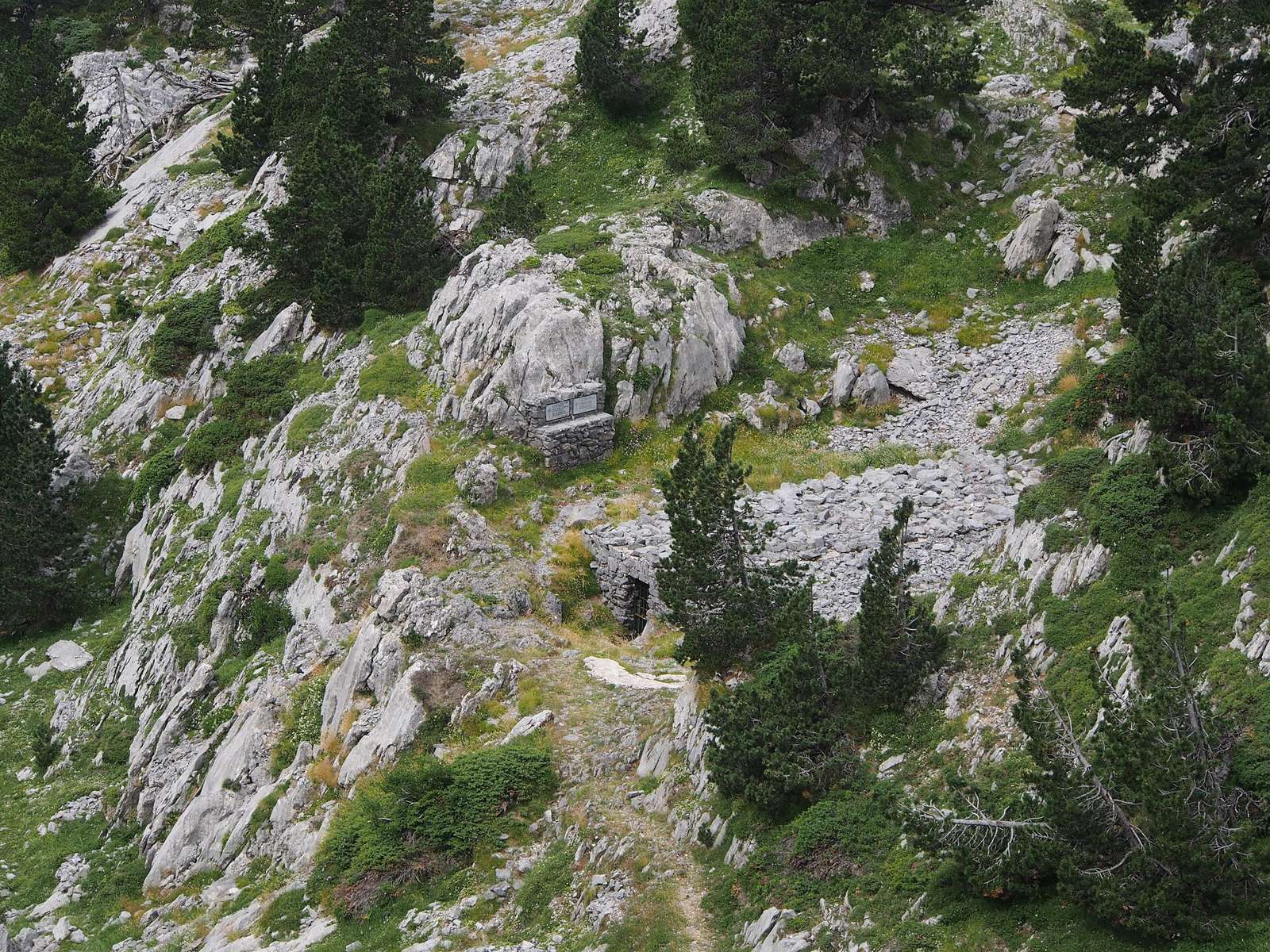 Entrée du gouffre Lépineux en contrebas de la route , quelques centaines de mètres après la frontière Espagnole .