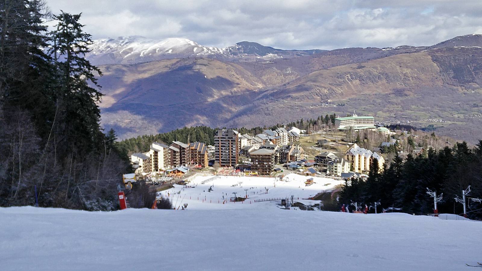 Vue de la station Ax 3 domaines (secteur Bonascre) depuis la piste bleue de même nom. On distingue au pied de la piste l'espace Évolution, et la remontée mécanique Lisière à droite.