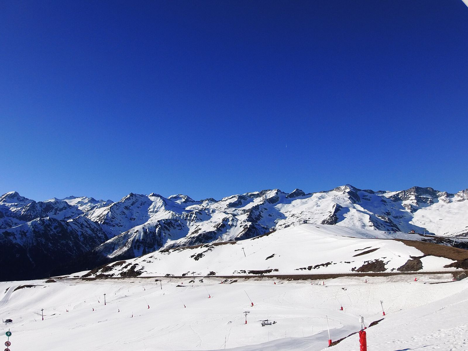 Montagnes de la chaîne pyrénenne vues de la station de ski Luchon-Superbagnères (Saint-Aventin, Haute-Garonne, France), avril 2015. Vue orientée nord/sud vers les sommets Mail Pintrat (2 851 mètres), 