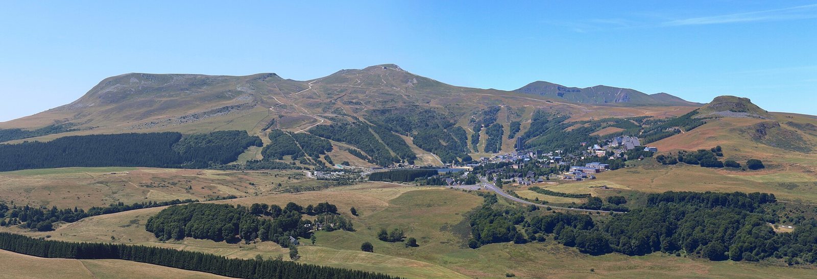 Vue d'ensemble de Super Besse et des Monts Dore (commune de Besse-en-Chandesse, Puy-de-Dôme, Auvergne-Rhône-Alpes, France). Photo prise depuis le Puy de Montchal.