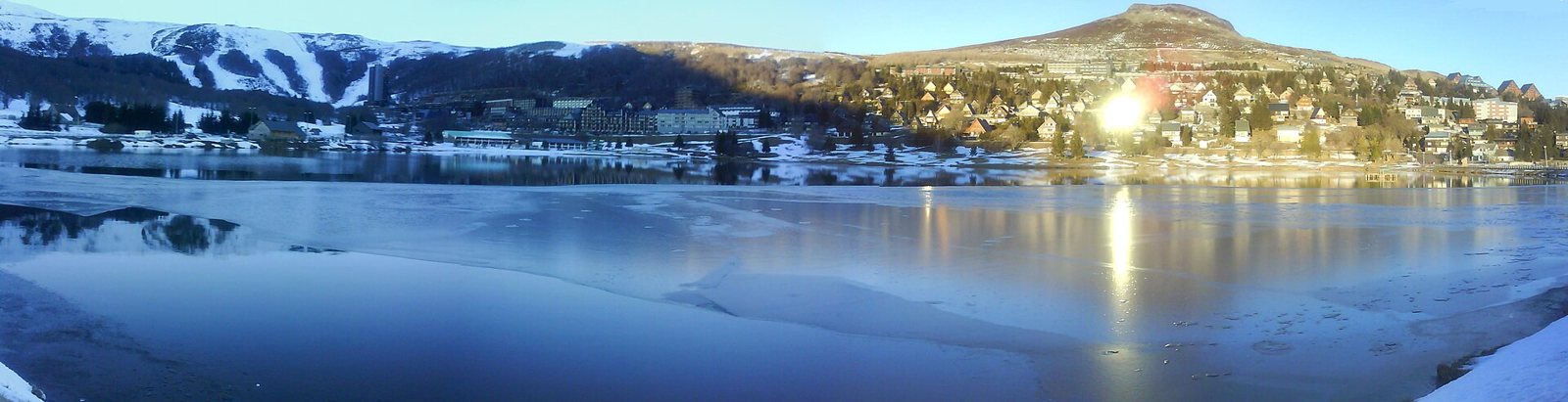 Panorama du lac des hermines en hiver.