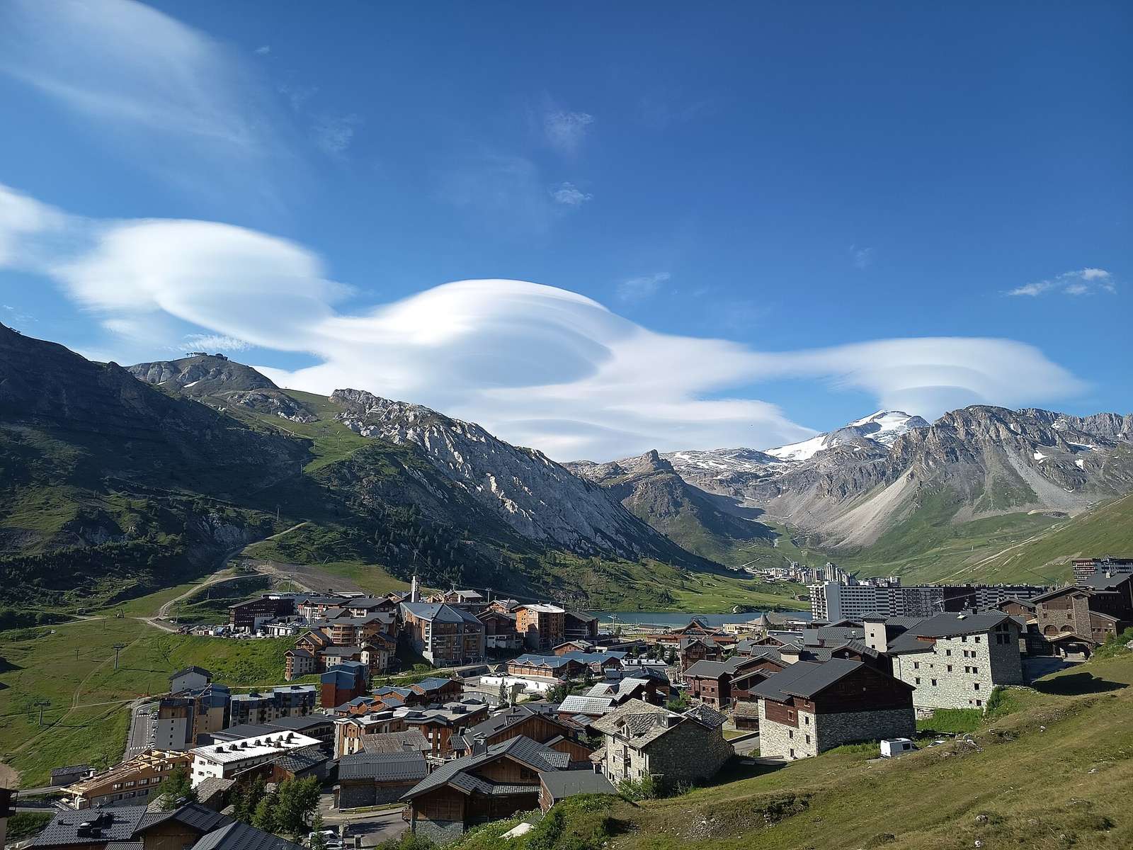 Le 7 juillet 2026, Alto cumulus lenticulaire visible au dessus de Tignes-le-Lac (France).