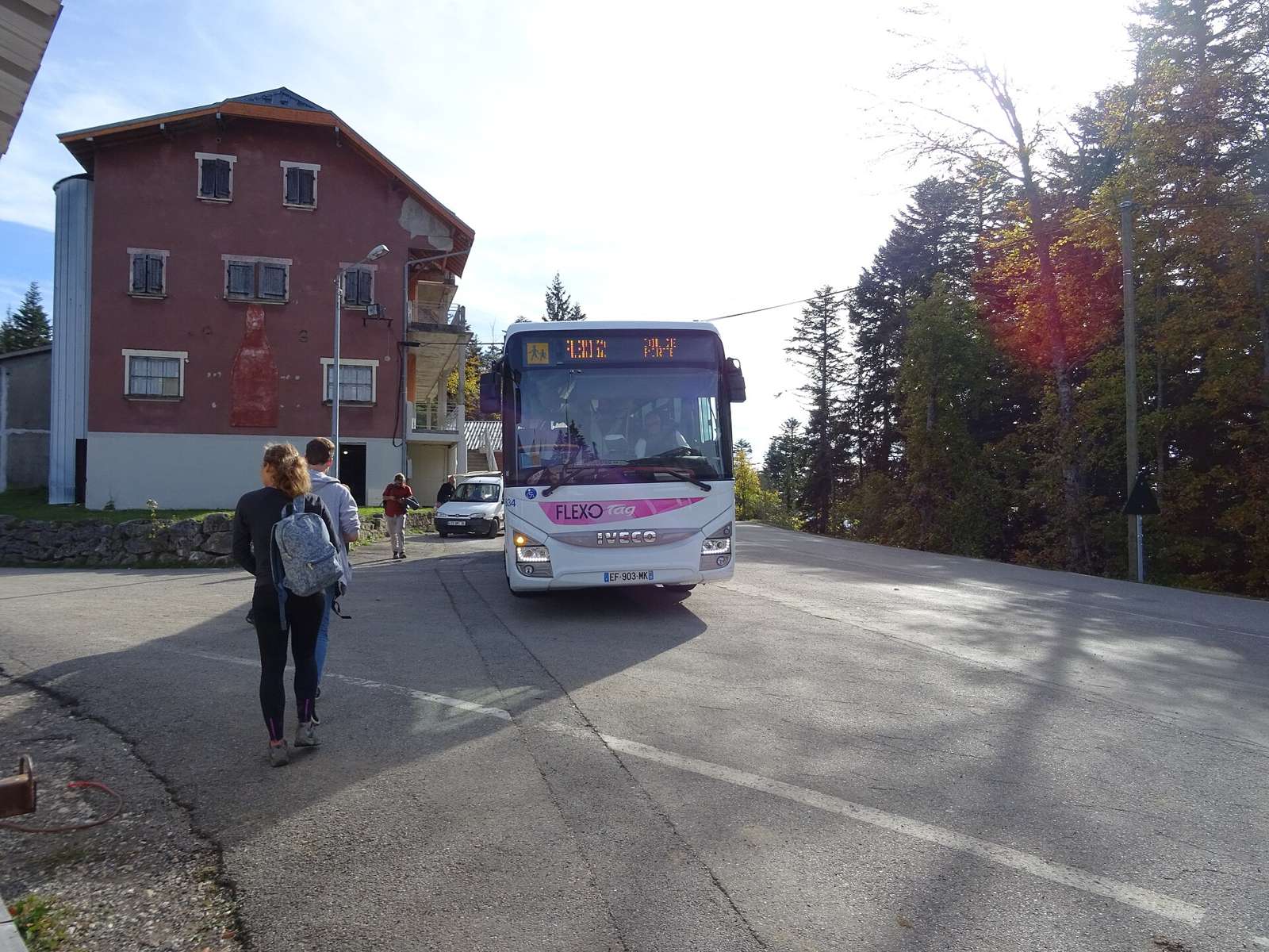 Iveco Crossway assurant la ligne Flexo 62 de la TAG au terminus du col de Porte.