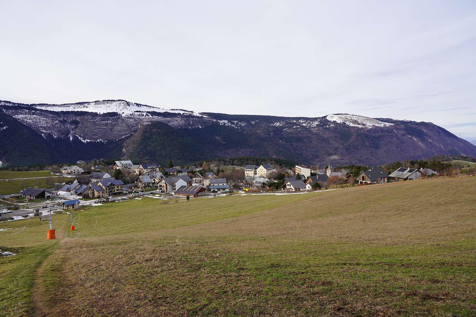 Saint-Nizier-du-Moucherotte depuis le haut de la piste subsistante.