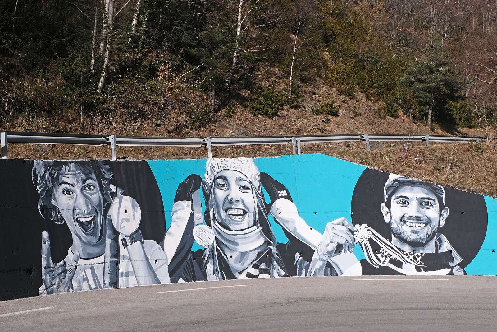 Mur des champions d’Isola 2000 sur la route du village à la station. De gauche à droite : Tony Ramoin, Julia Pereira et Mathieu Faivre.