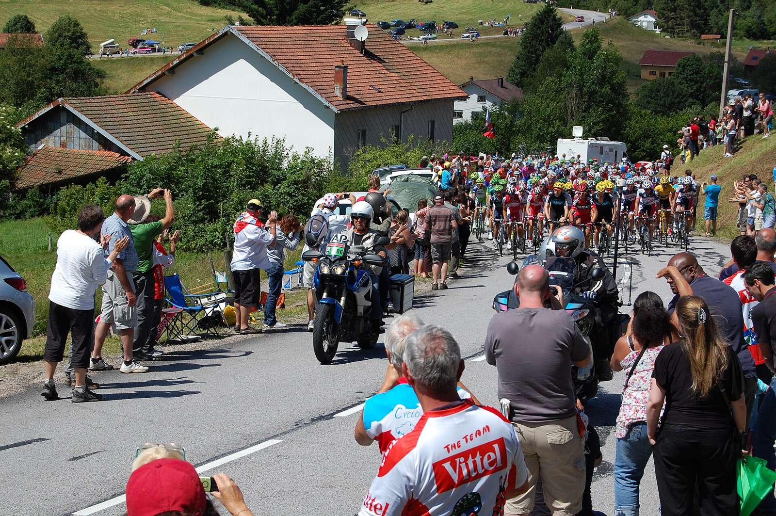 7e étape du Tour de France 2012, passage du peloton au bas du col de Grosse Pierre.