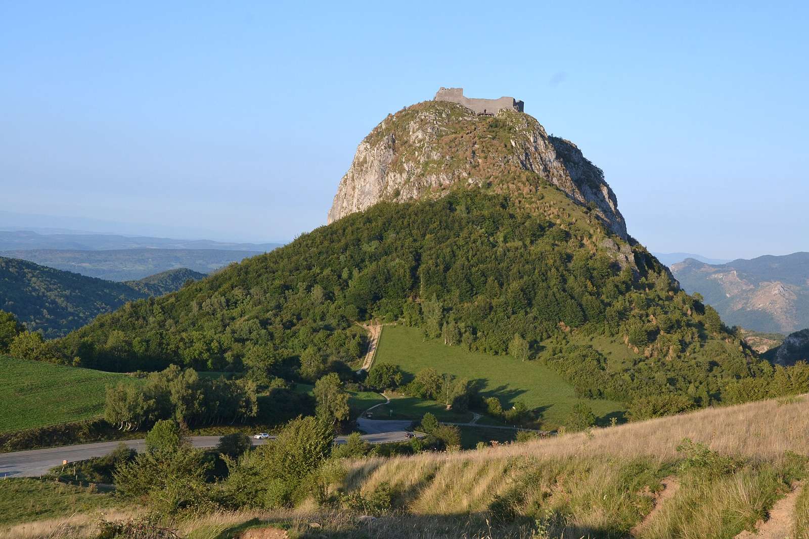 Château et col routier de Montségur (Ariège, France).