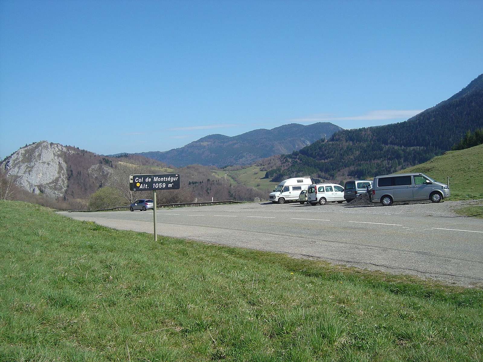 Col de Montségur, indiqué à 1059m par ce panneau mais à 1056m sur les cartes IGN