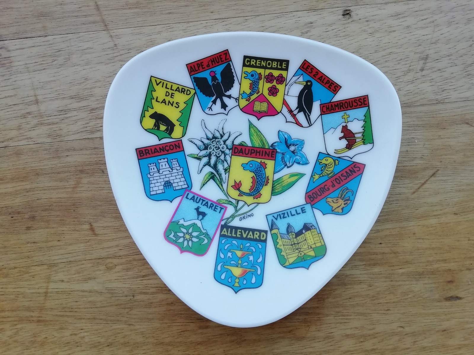 Cendrier souvenir, avec blasons de Dauphiné, Alpe d'Huez, Grenoble, Les 2 Alpes, Chamrousse, Villard de Lans, Bourg d'Oisans, Vizille, Allevard, Lautaret, Briançon
