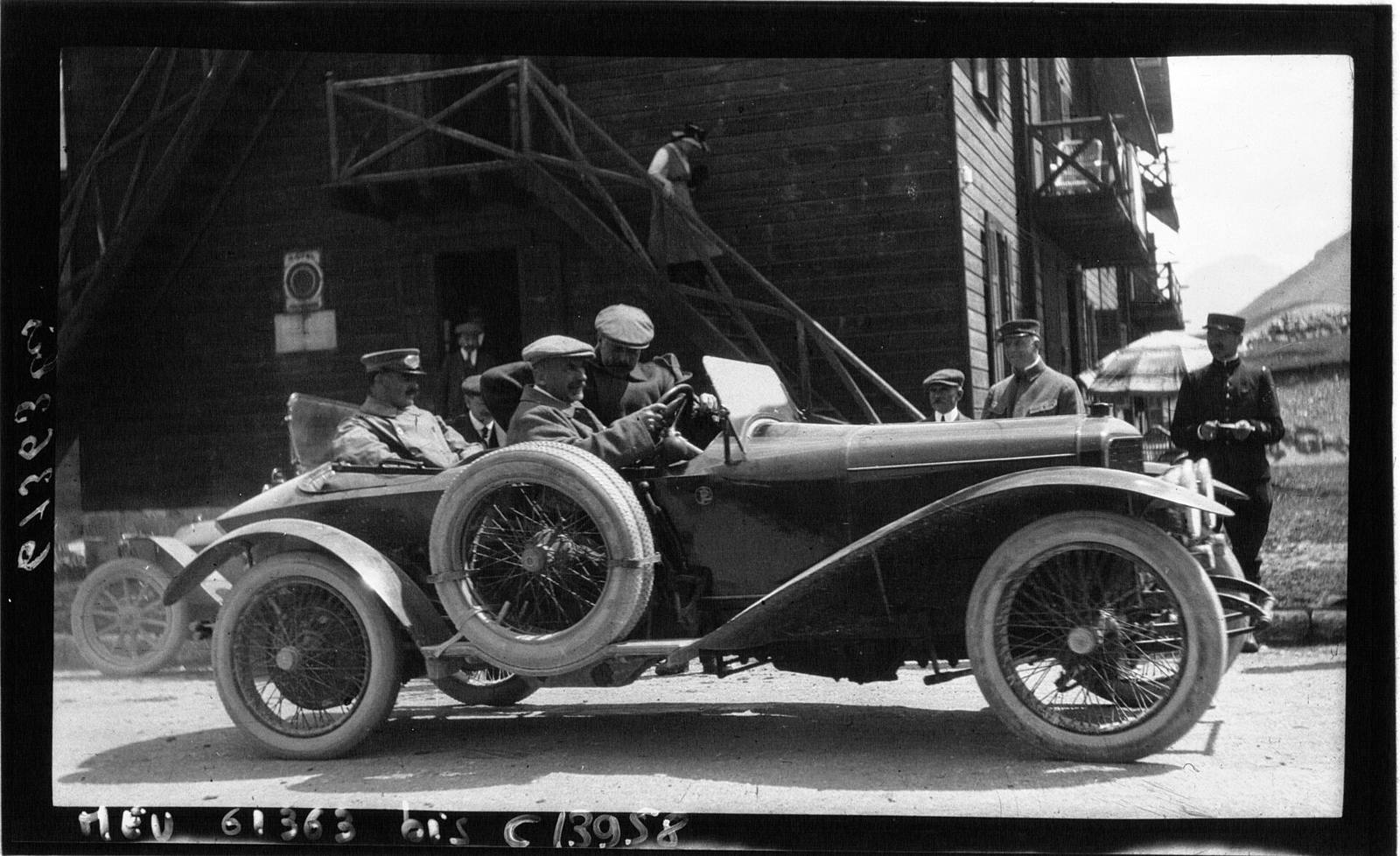 Sujet : Guerre mondiale (1914-1918) -- Matériel Autocars Lautaret, Col du (Hautes-Alpes, France) Référence bibliographique : Meurisse, 61363 bis Appartient à l’ensemble documentaire : Pho20Meu Apparti