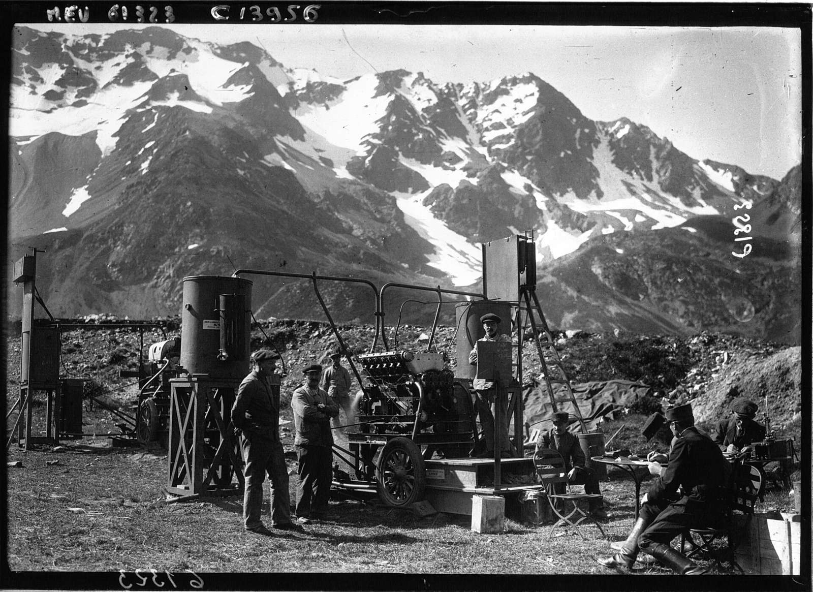 Sujet : Guerre mondiale (1914-1918) -- Matériel Moteurs Lautaret, Col du (Hautes-Alpes, France) Référence bibliographique : Meurisse, 61323 Appartient à l’ensemble documentaire : Pho20Meu Appartient à