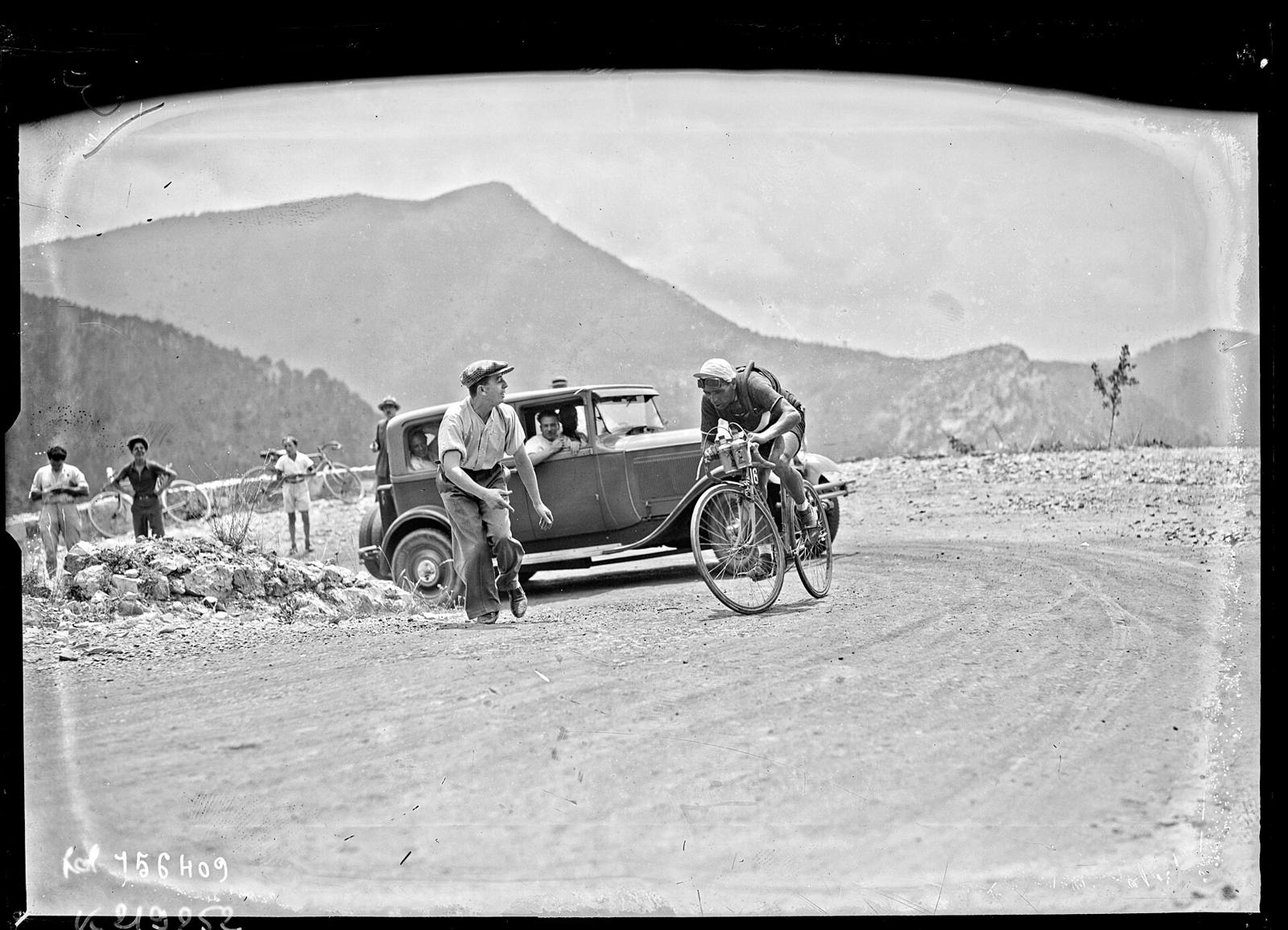 Sujet : Pesenti, Antonio (1908-1968) Tour de France (course cycliste) Coureurs cyclistes -- Italie Préalpes (France) Sospel (Alpes-Maritimes, France) Paysages de montagne -- 1914-1945 Référence biblio