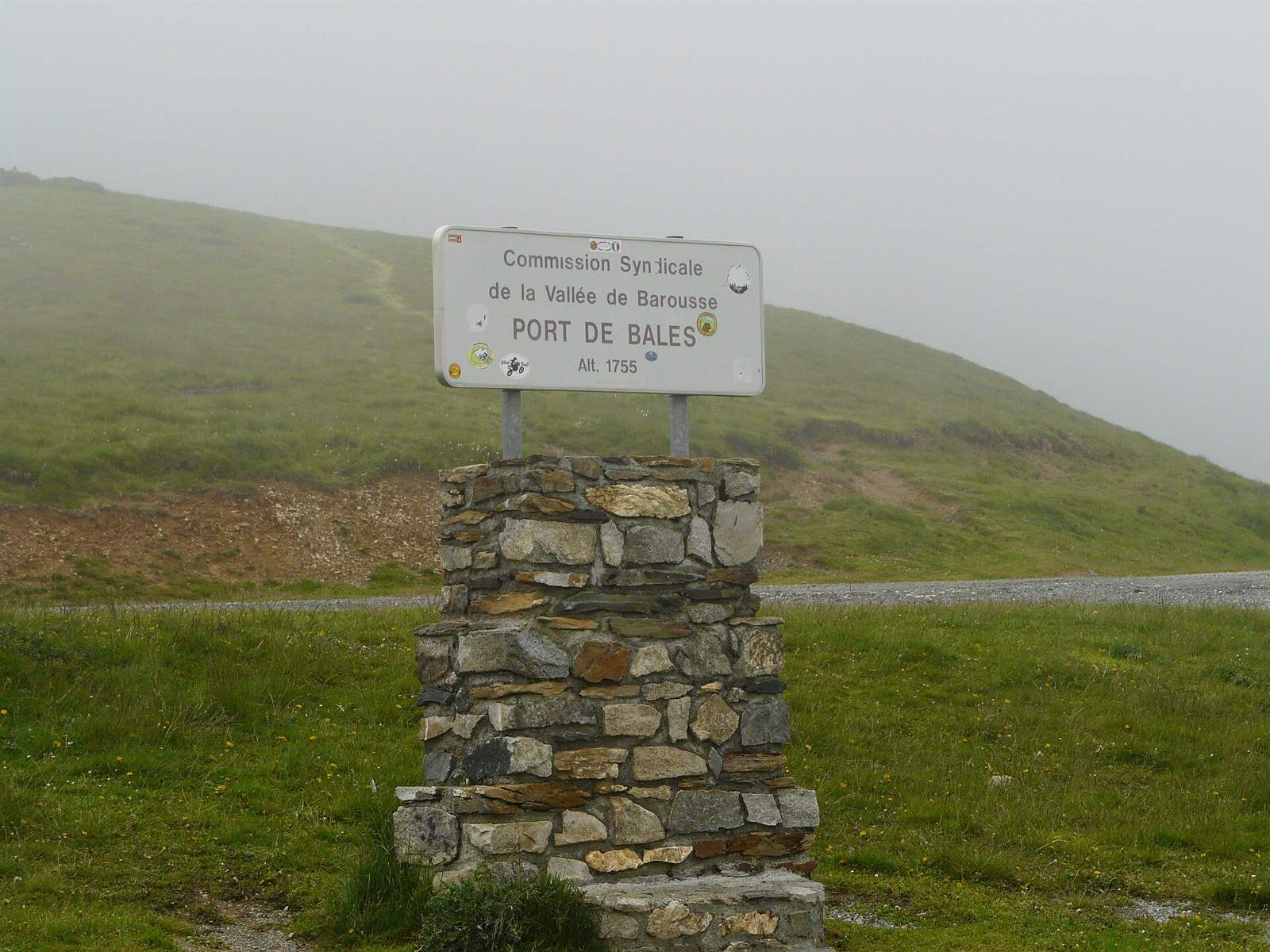 Le port de Balès dans le brouillard. C'est un col qui permet la relation entre la vallée d'Oueil (Haute-Garonne) et celle de la Barousse (Hautes-Pyrénées).