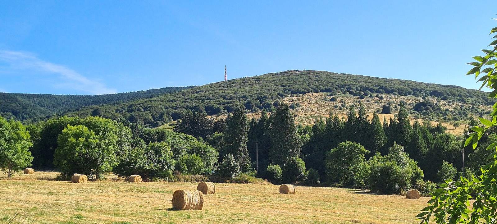 Le pic de Nore vu du chemin allant du lac Birotos vers le bourg.