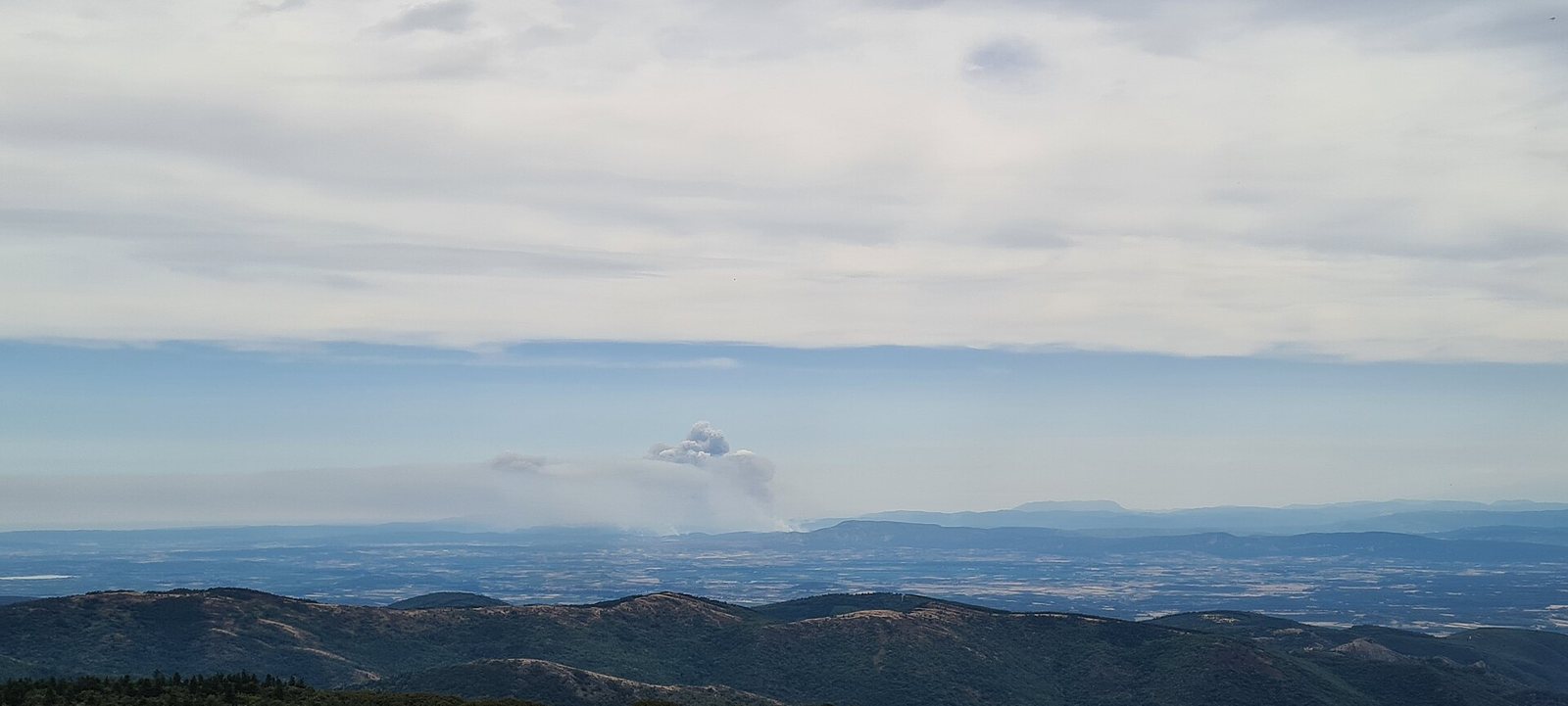 L'incendie de Ribaute vu du pic de Nore (6 août 2025).