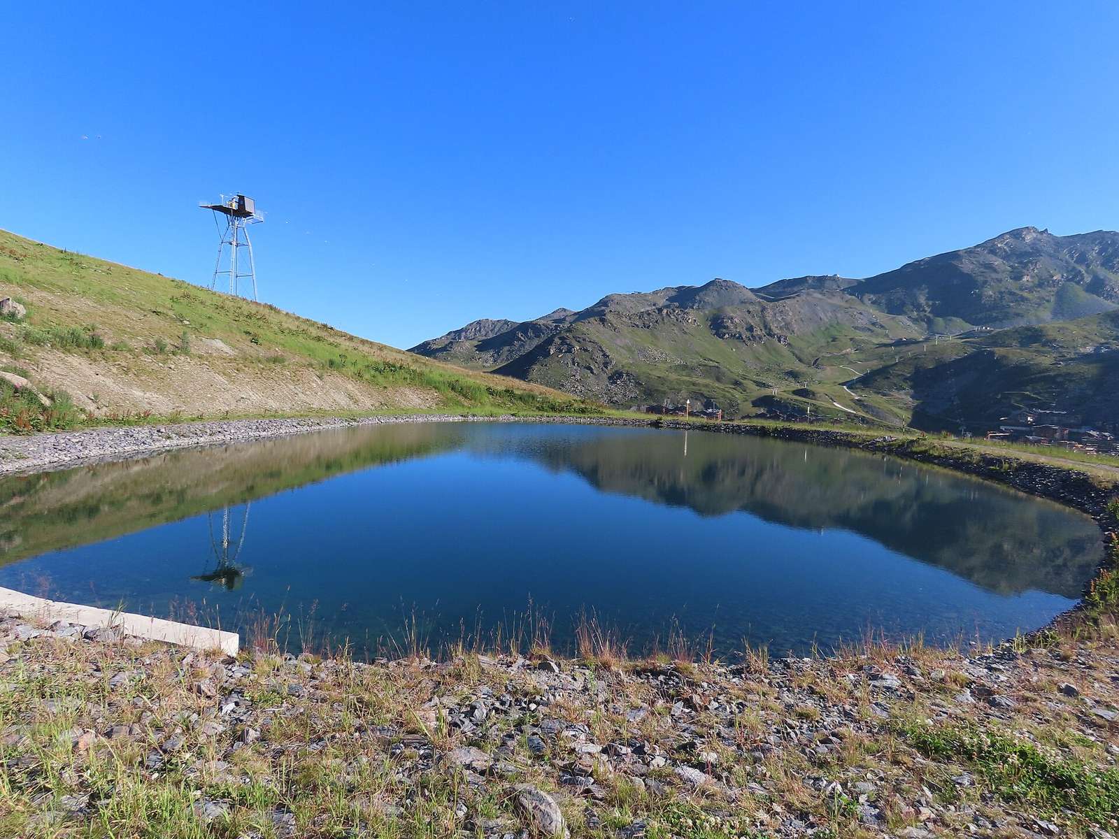 Retenue collinaire au lac de Thorens, Les Belleville, Savoie, France