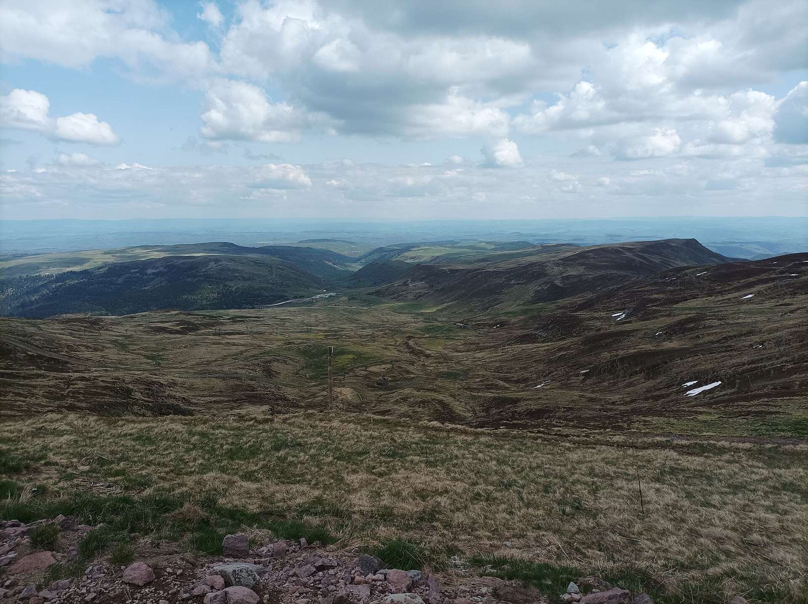Domaine skiable du Prat de Bouc depuis le Plomb du Cantal en mai 2022.