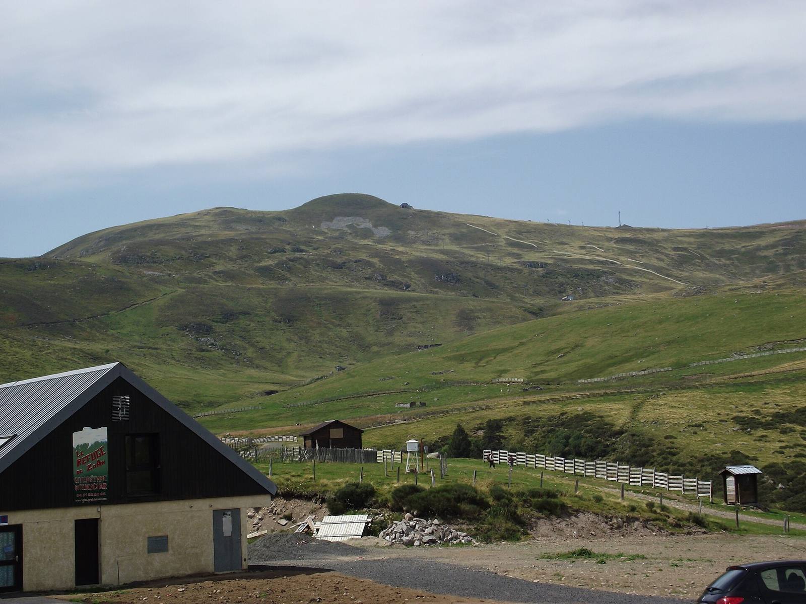 Le col de Prat-de-Bouc (1392 m) et le plomb du Cantal.