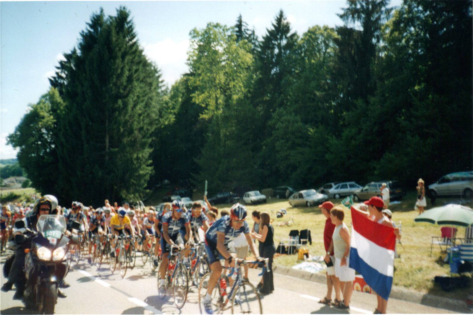 Le peloton lors de l'étape 18 du Tour de France 2002 en sortie de Nurieux-Volognat (Ain), dans la montée du col du Berthiand