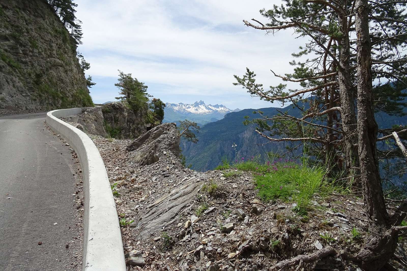 Not the most well known climb in the Maurienne valley, however one of the most beautiful. Starts from Pontamafrey, it is possible to combine this climb with Col de la Madeleine. Length: 13, 1 km Heigh