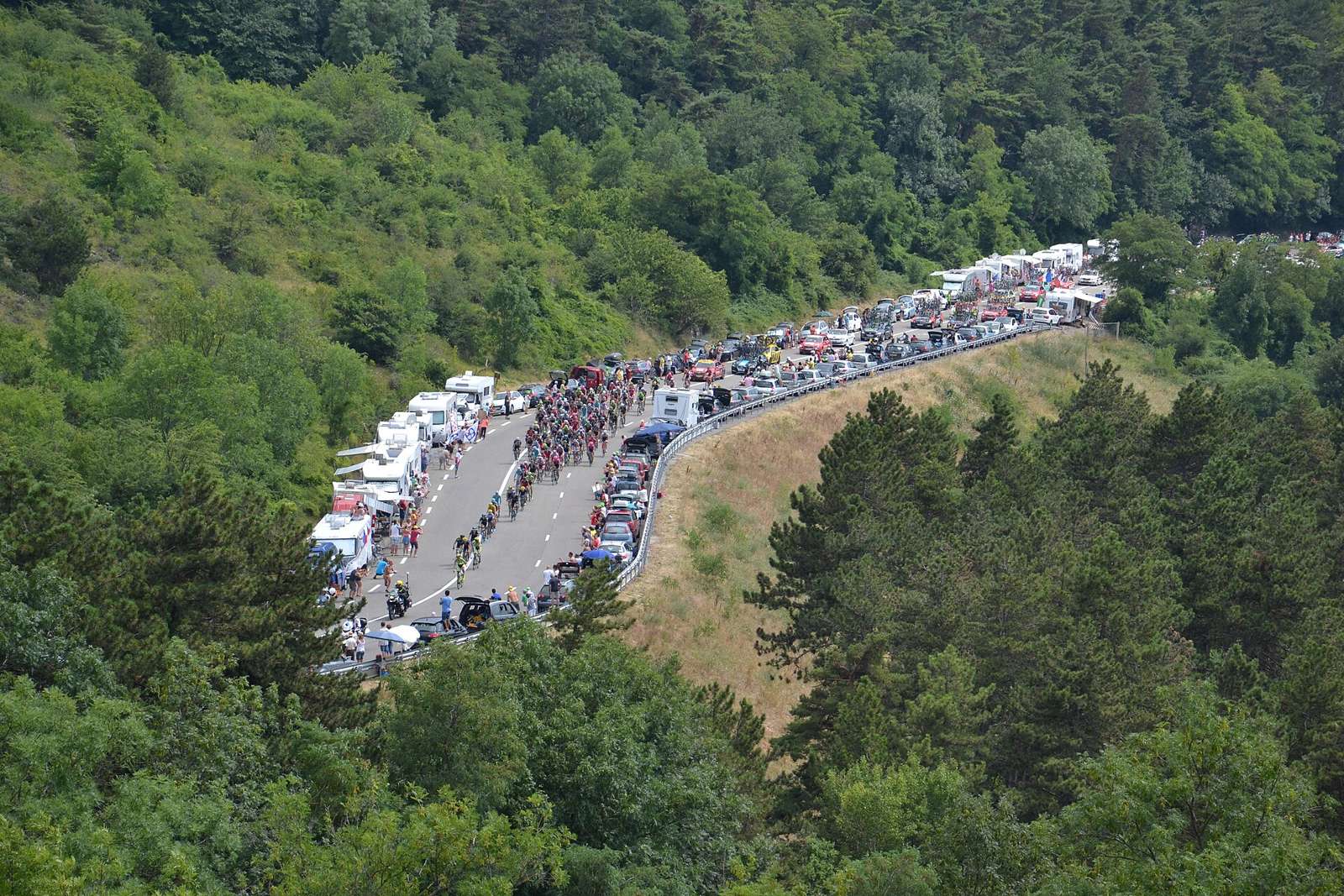 Passage du peloton dans le col de l'Escrinet.