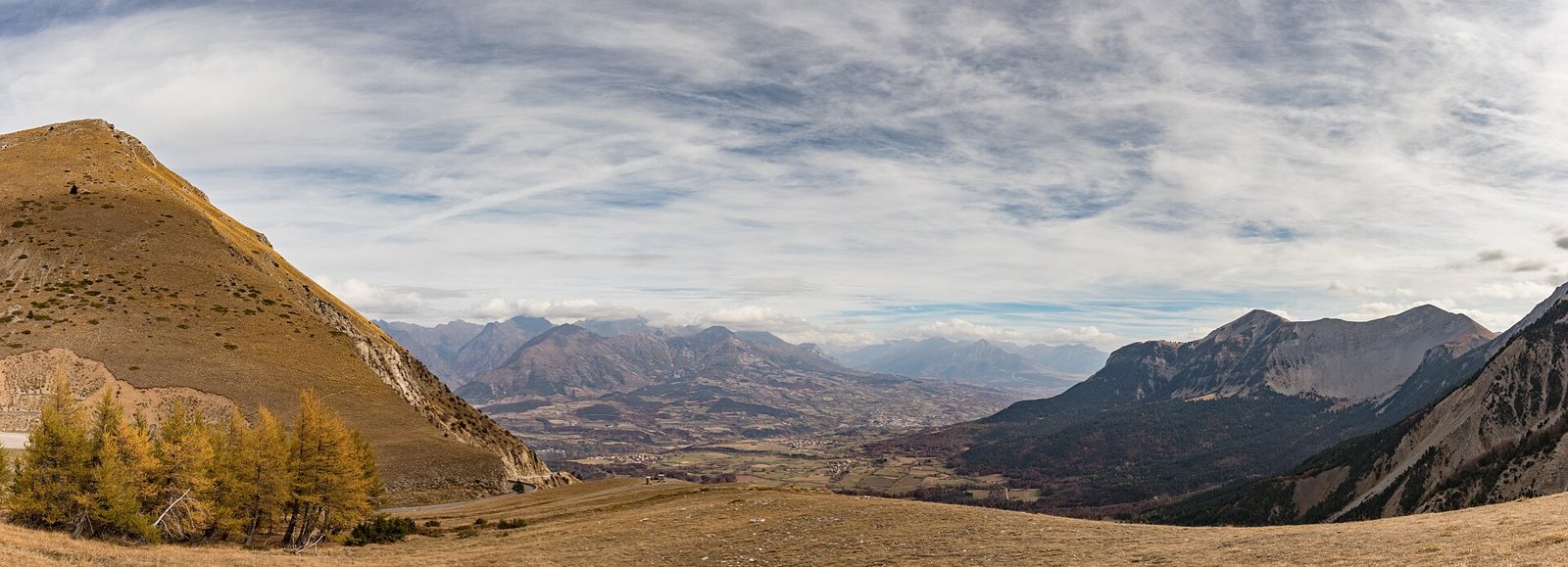 Panorama vers l'est depuis le col du Noyer