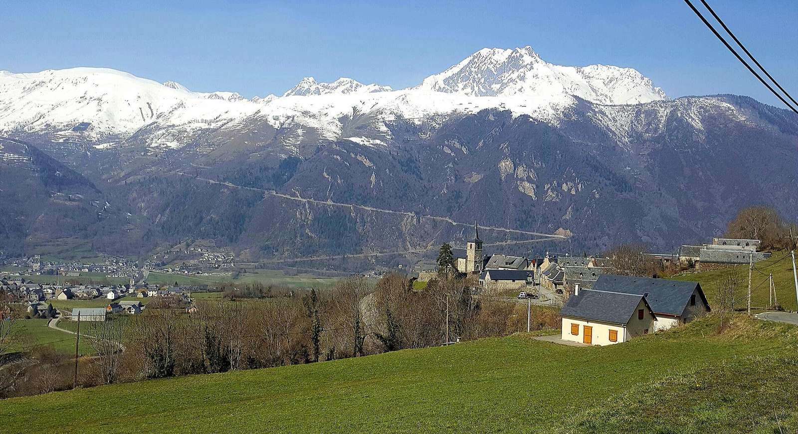 En amont du petit village d'Estensan. En arrière plan, la route vers la station de ski du Pla d'Adet.