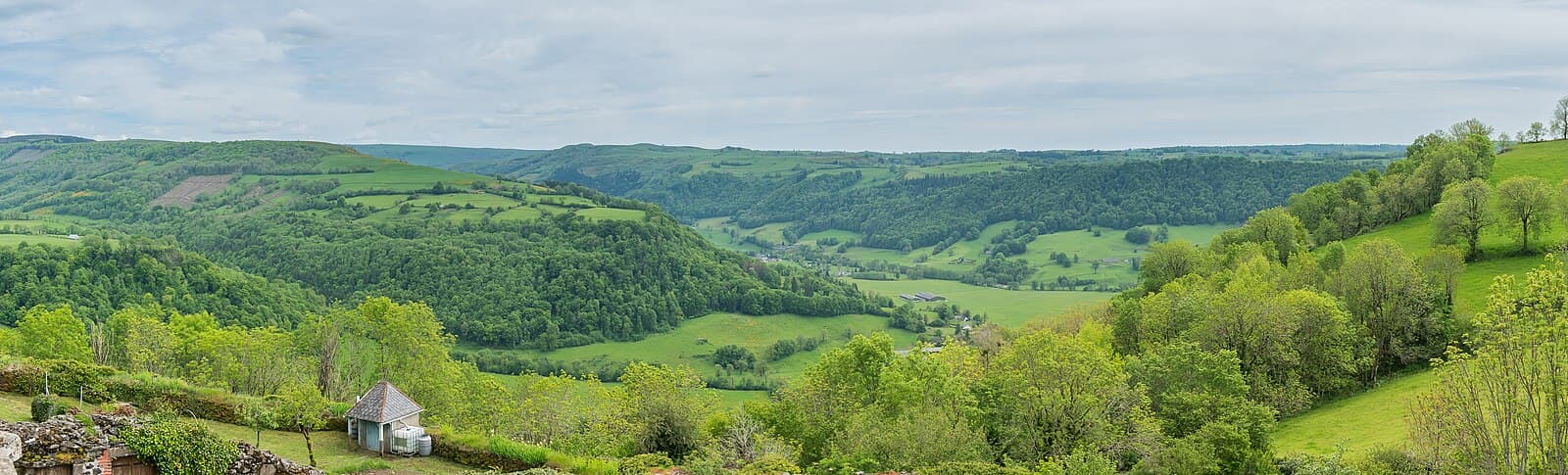 On the road: Col de Néronne from Salers