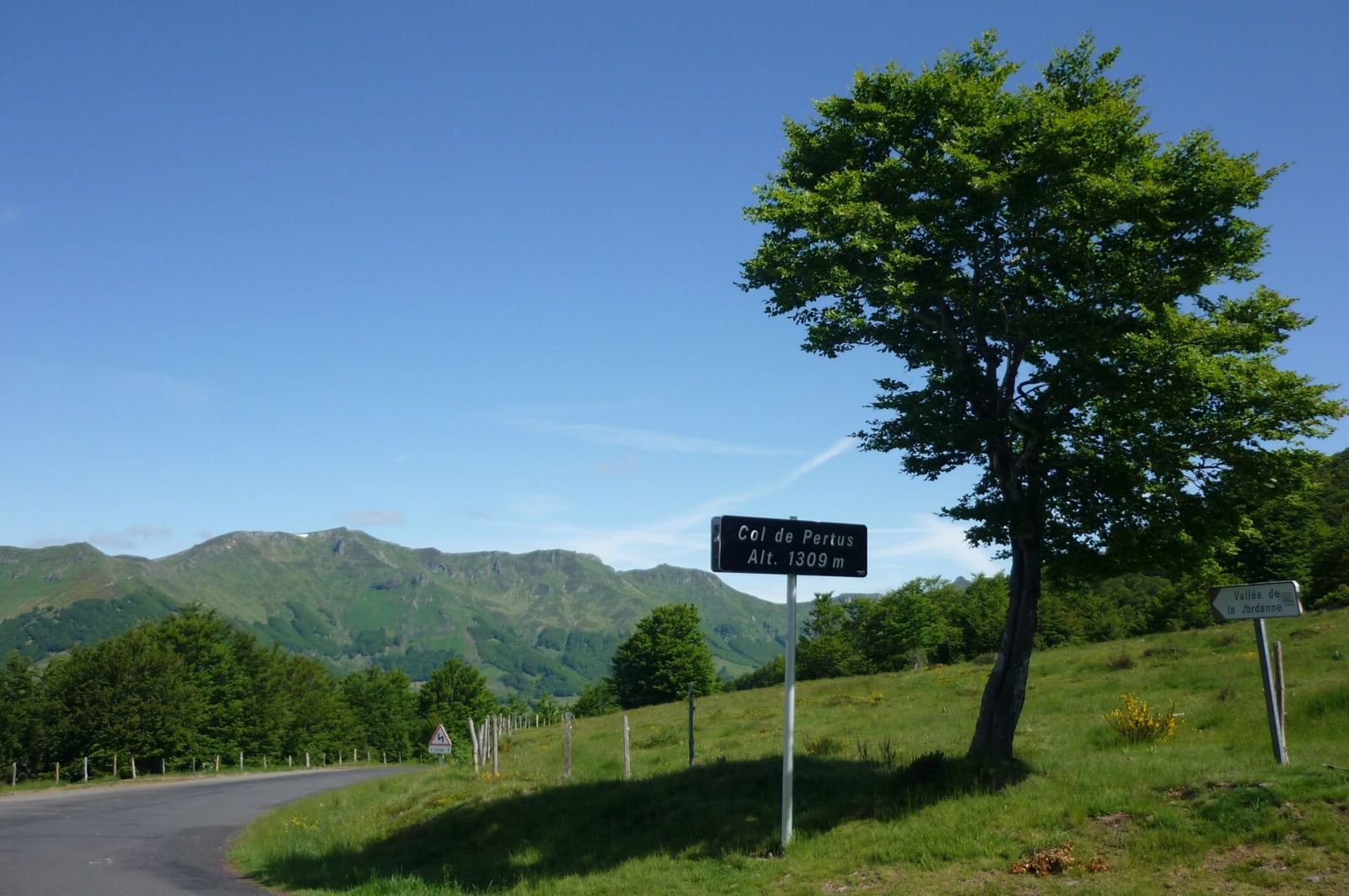 On the road: Col du Perthus (Massif Central) from Thiézac