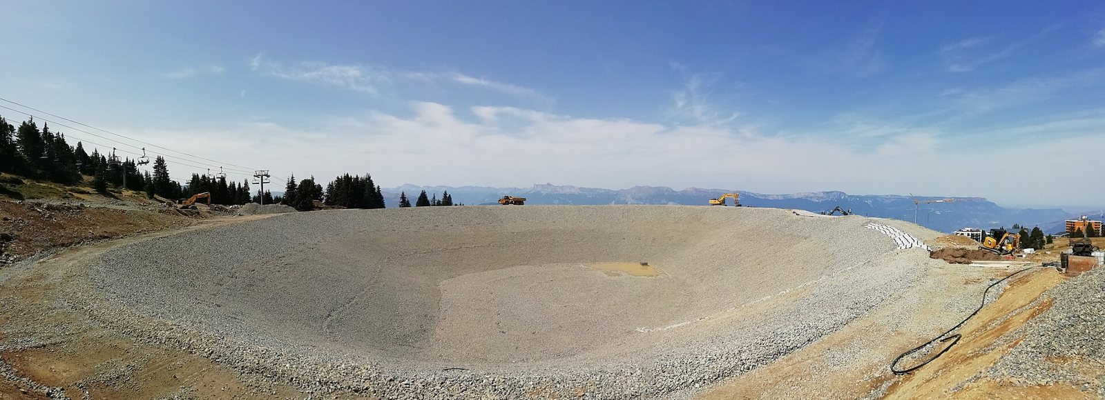 construction de la nouvelle retenue d'eau d'altitude à Roche Béranger, Chamrousse, Isère, AuRA, France.