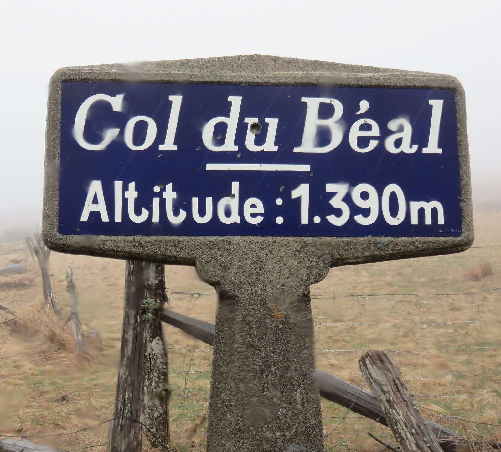 Panneau du col du Béal, entre la Loire et le Puy-de-Dôme, sous la pluie.