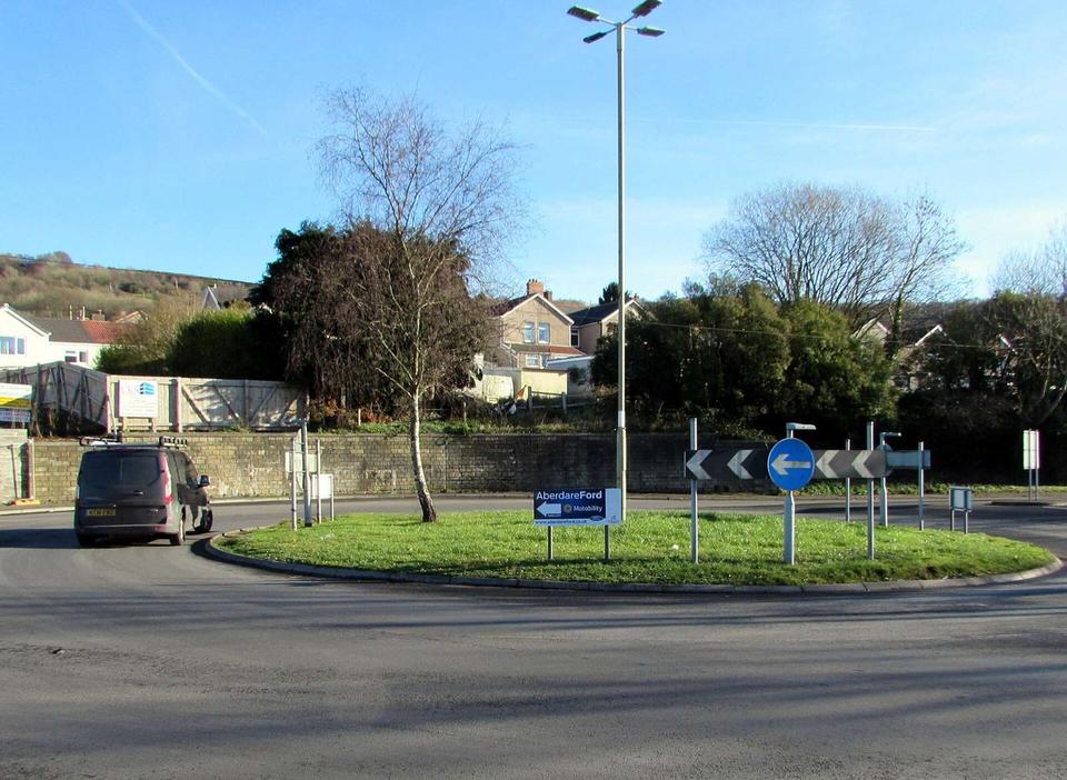 Four-lamp lamppost on a Cwmbach roundabout