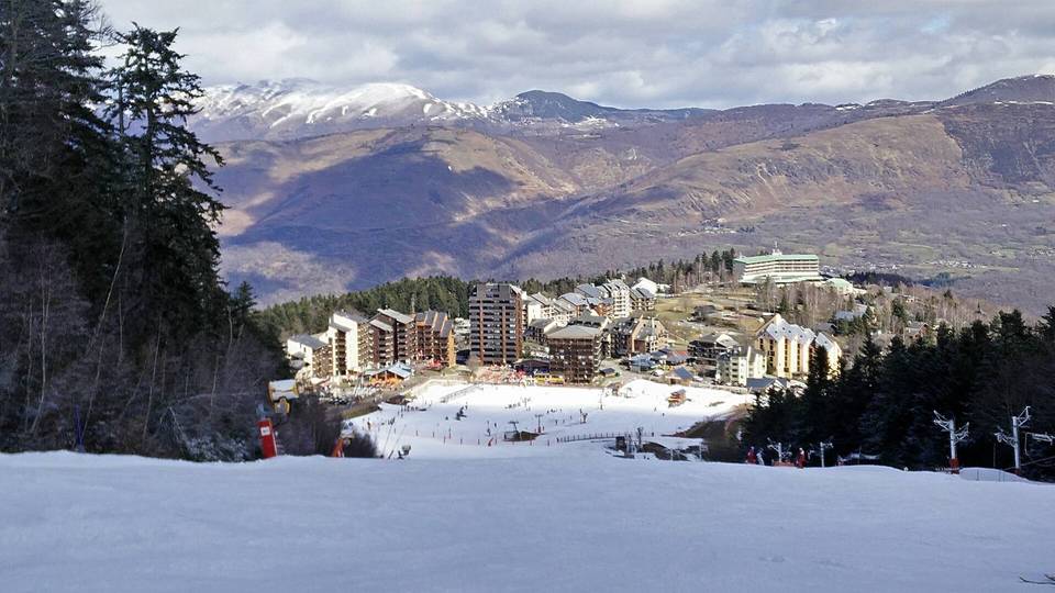 Vue de la station Ax 3 domaines (secteur Bonascre) depuis la piste bleue de même nom. On distingue au pied de la piste l'espace Évolution, et la remontée mécanique Lisière à droite.