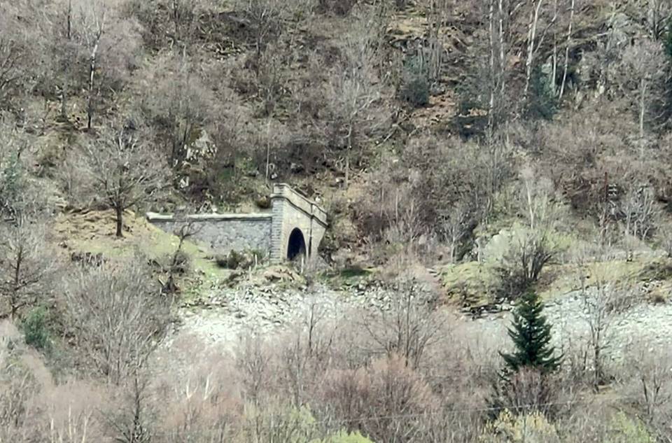 Accès supérieur du tunnel hélicoïdal de Saillens (Mérens-les-Vals)