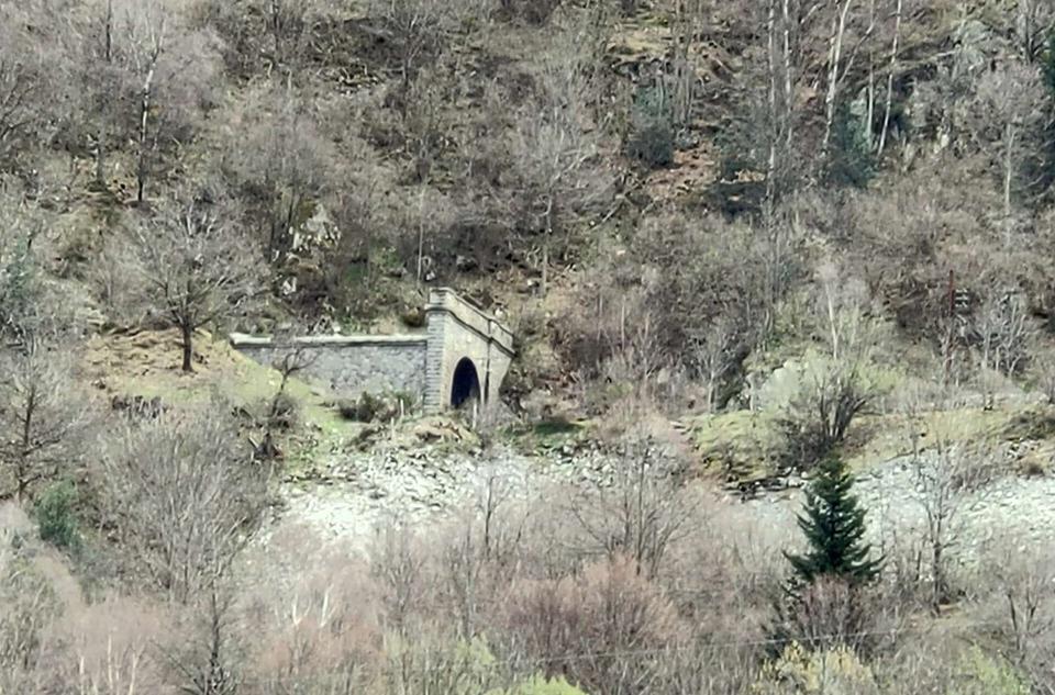 Accès supérieur du tunnel hélicoïdal de Saillens (Mérens-les-Vals)