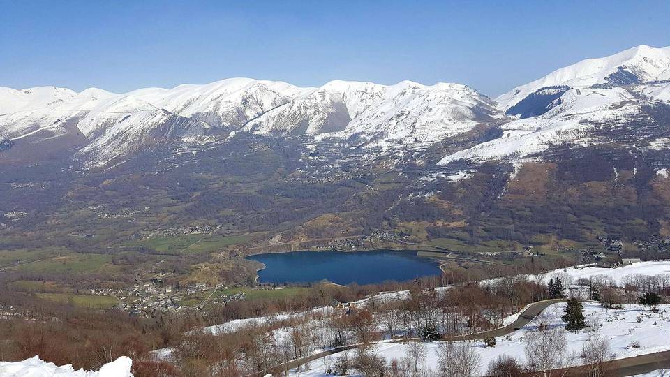 Vue magnifique sur la vallée du Louron, le lac de Génos, et le massif du Peyresourde.