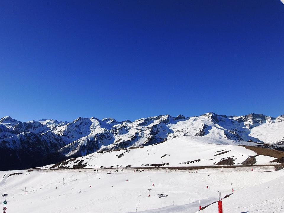 Montagnes de la chaîne pyrénenne vues de la station de ski Luchon-Superbagnères (Saint-Aventin, Haute-Garonne, France), avril 2015. Vue orientée nord/sud vers les sommets Mail Pintrat (2 851 mètres), 