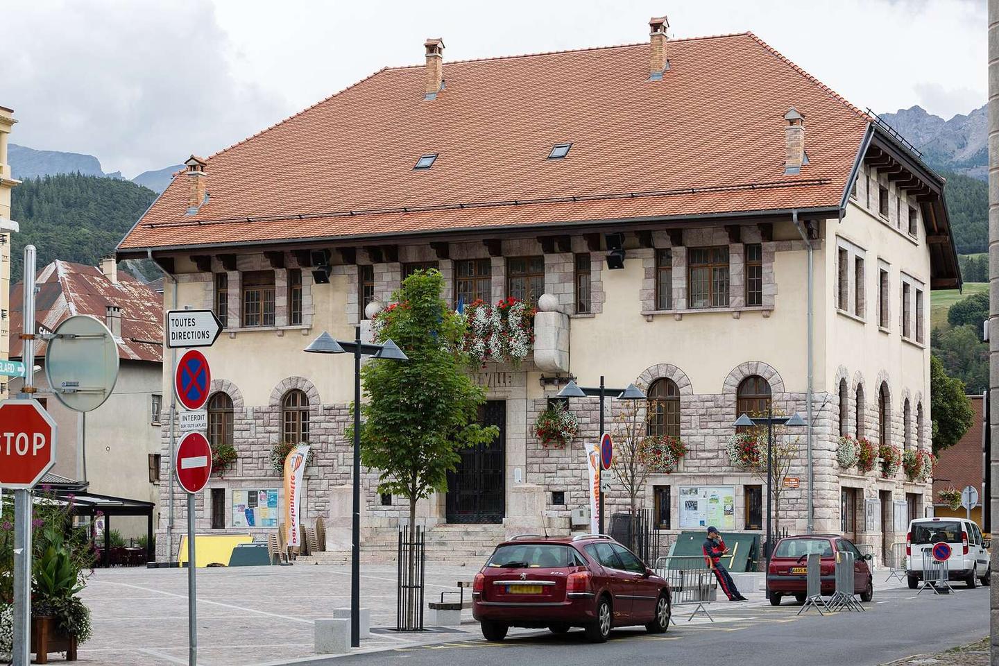 La mairie de fr:Barcelonette (France).