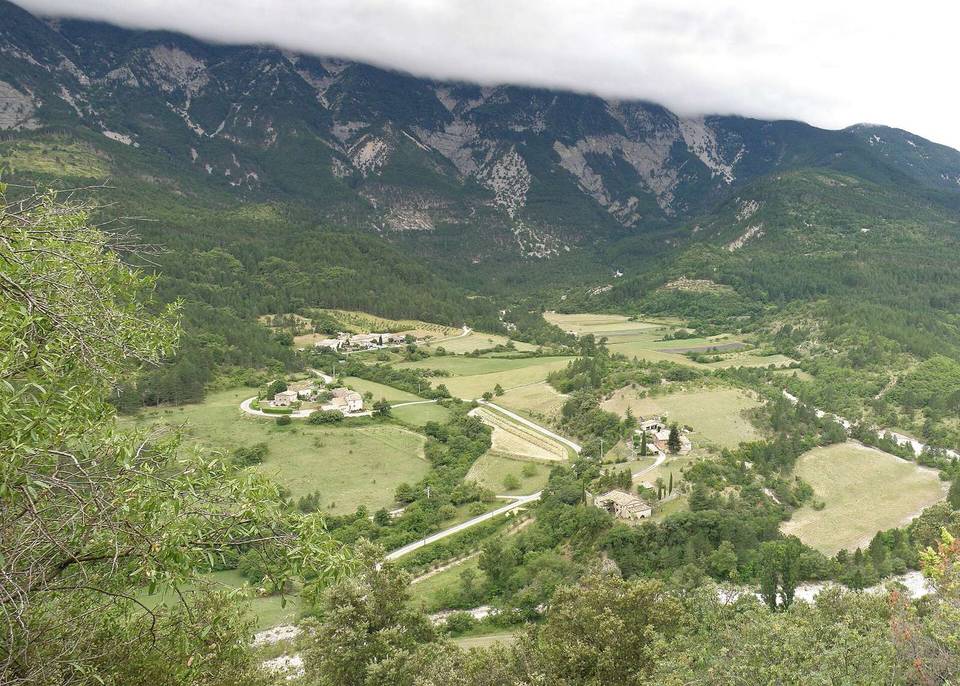 Brantes (Vaucluse, France). Hameaux de la Frache, du Mouret et des Bernards (selon la signalétique locale, les Bernard, selon l’IGN), vus depuis le vieux bourg. Au fond, le mont Ventoux, dont la cime 