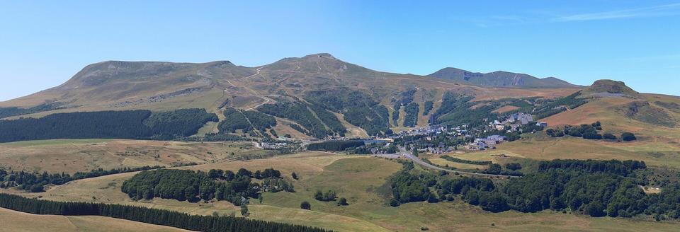 Vue d'ensemble de Super Besse et des Monts Dore (commune de Besse-en-Chandesse, Puy-de-Dôme, Auvergne-Rhône-Alpes, France). Photo prise depuis le Puy de Montchal.