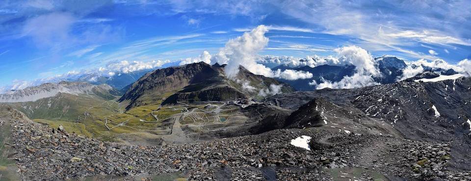 Das Stilfser Joch mit einer Höhe von 2.757 m, der höchste asphaltierte Gebirgspass in Italien. Blick von oben über den Pass nach Norden zur Dreisprachenspitze und dem Chavalatschkamm mit Piz Cotschen.