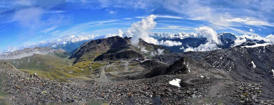 Das Stilfser Joch mit einer Höhe von 2.757 m, der höchste asphaltierte Gebirgspass in Italien. Blick von oben über den Pass nach Norden zur Dreisprachenspitze und dem Chavalatschkamm mit Piz Cotschen.