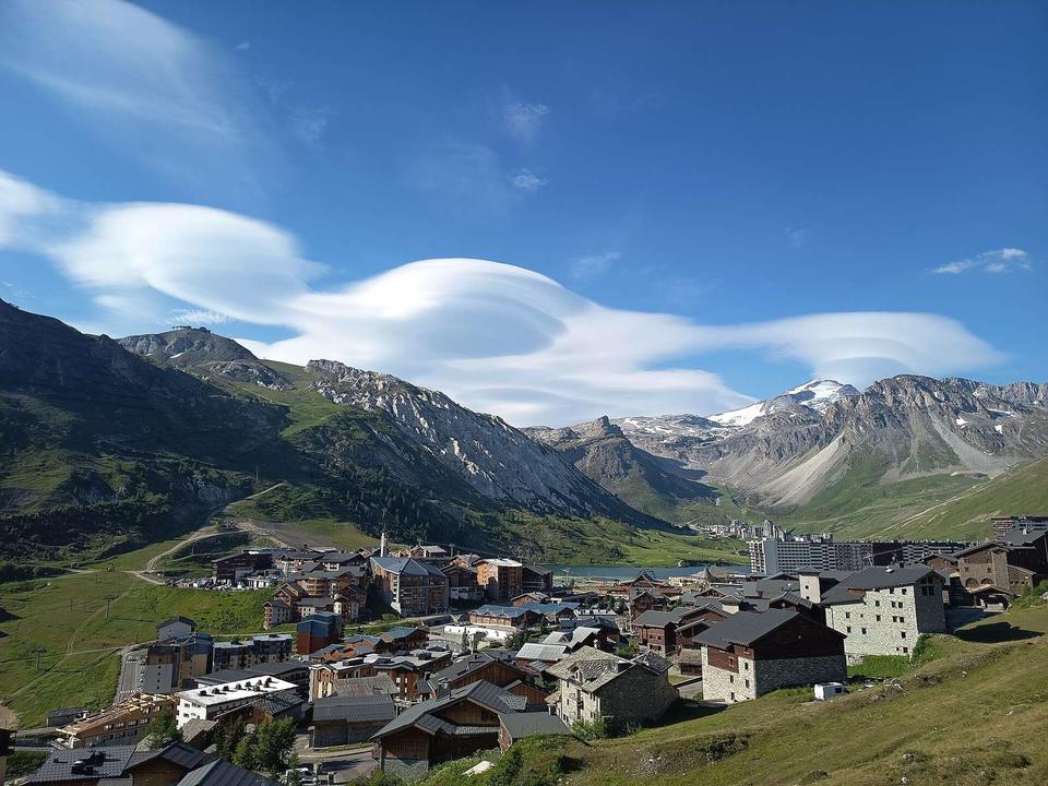 Le 7 juillet 2026, Alto cumulus lenticulaire visible au dessus de Tignes-le-Lac (France).