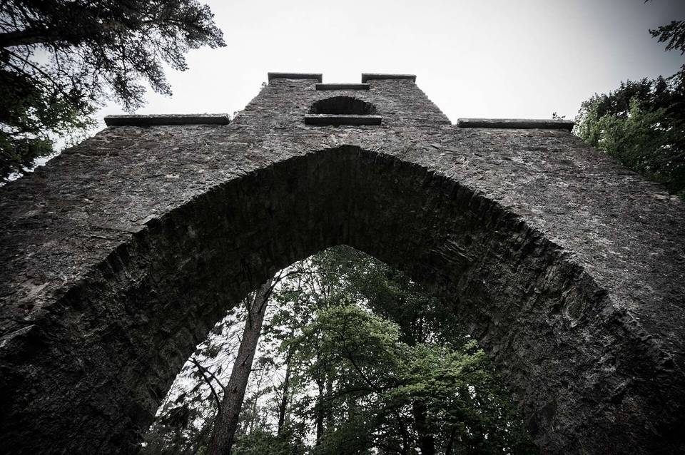 Looking up at the large arch on the monument.