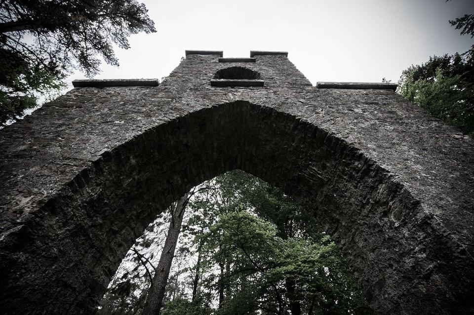 Looking up at the large arch on the monument.