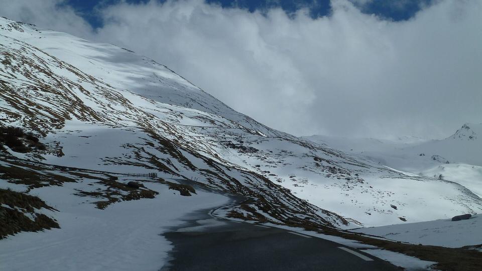 La route d'accès enneigé (route départementale D205) au Col Agnel à la fin de l'hiver.