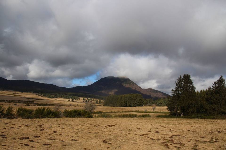 The Day or Hour 5525, the Puy de Dôme seen from the plain of Laschamps, Puy-de-Dôme, Auvergne, Tuesday, March 5, 2019, 12-07-43 - Flickr - Renaud Camus
